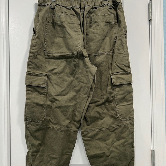Women's Olive Barrel-Leg Cropped Cargo Pants - Picture 3 of 7